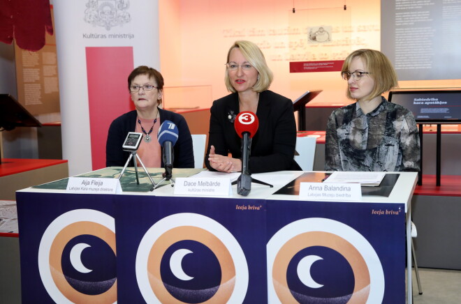Latvijas Kara muzeja direktore Aija Fleija (no kreisās), kultūras ministre Dace Melbārde un Latvijas Muzeju biedrības pārstāve Anna Balandina piedalās preses konferencē, kurā informē par piecpadsmitās Muzeju nakts norisēm visā Latvijā.