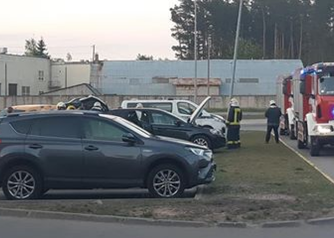 Фото: на парковке супермаркета под Ригой загорелась машина, в которой был закрыт ребенок