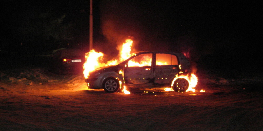 У хозяина кафе в Кулдиге подожгли четыре машины: он винит рэкет