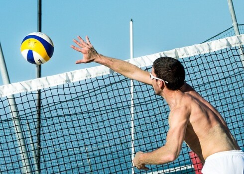 Юношам и девушкам предлагают бесплатные тренировки по пляжному волейболу