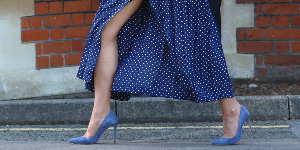 Герцогиня Кэтрин продемонстрировала стройные ноги в платье со смелым разрезом