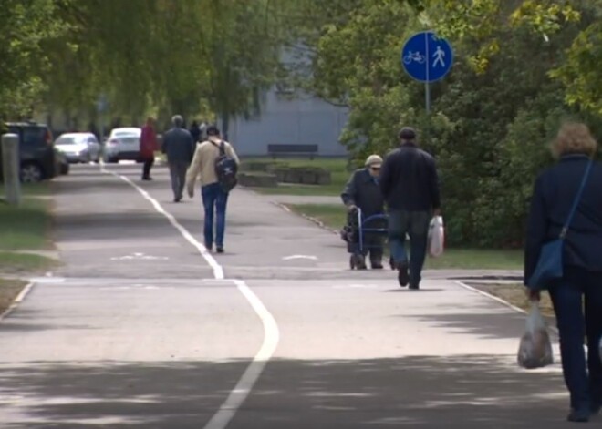 9 gadus vecs zēns Imantā ar pneimatisko ieroci sašauj jauno māmiņu, kura pastaigā izgājusi ar 3 mēnešu vecu zīdaini