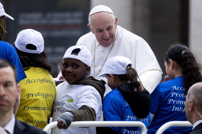 Pāvests Francisks trešdien Romā savā "papamobilī" izvizinājis astoņus imigrantu bērnus.