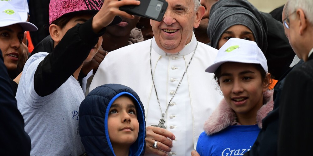 Pāvests savā "papamobilī" izvizina imigrantu bērnus
