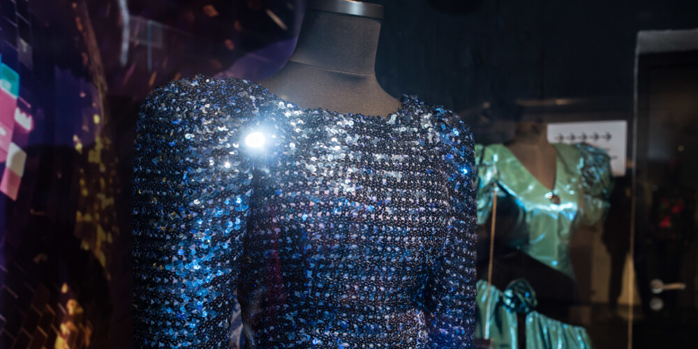 Modes muzejā Rīgā šobrīd valda ekstravagantā 80. gadu mode