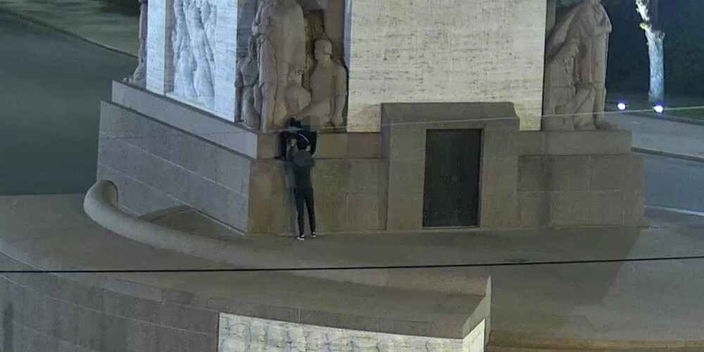 FOTO: kārtējais tūrists uzrāpies Brīvības piemineklī
