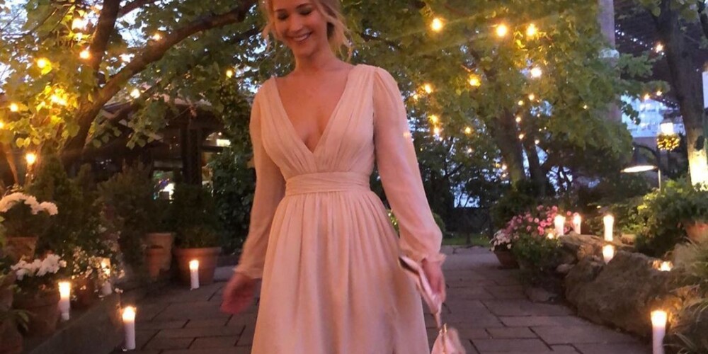 Dženifera Lorensa izvēlas līgavas kleitu saderināšanās ballei - un to šobrīd iespējams nopirkt