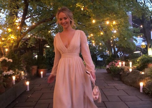 Dženifera Lorensa izvēlas līgavas kleitu saderināšanās ballei - un to šobrīd iespējams nopirkt