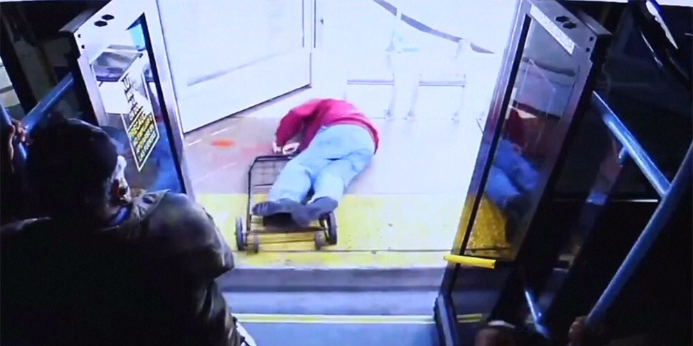 VIDEO: Lasvegasā sieviete no autobusa izgrūž sirmgalvi, kurš vēlāk no gūtajām traumām mira