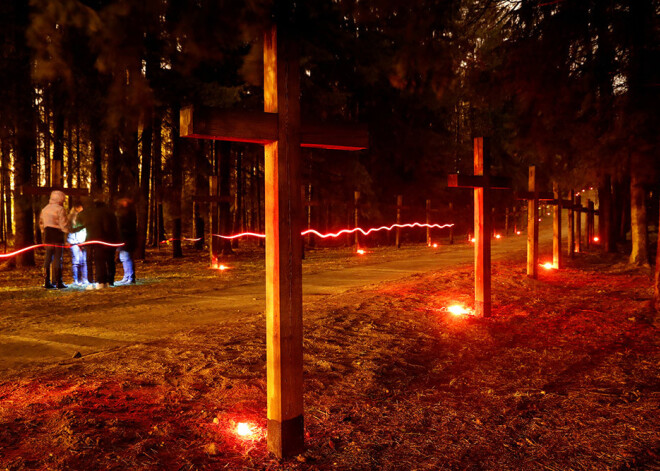 Lukašenko iznīcina Staļina noziegumu pēdas: pie Minskas nogāzti tirāna upuru piemiņai veltītie krusti