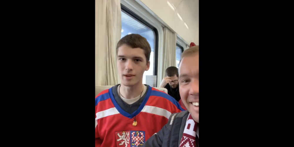 TV seja Oskars Priede Bratislavā satiek čehu zēnu, kurš trīs mēnešos iemācījies runāt latviski un fano par mūsu hokejistiem