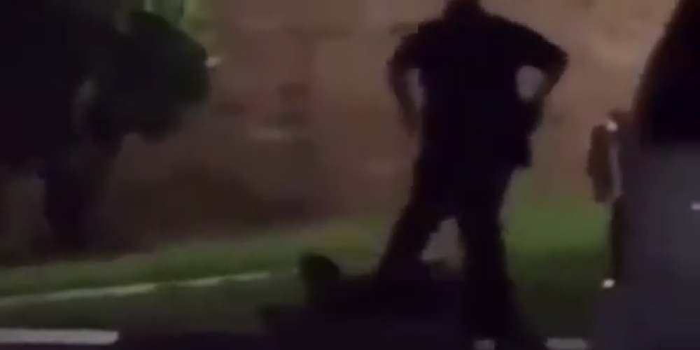 Шокирующее видео: полицейский застрелил беременную женщину