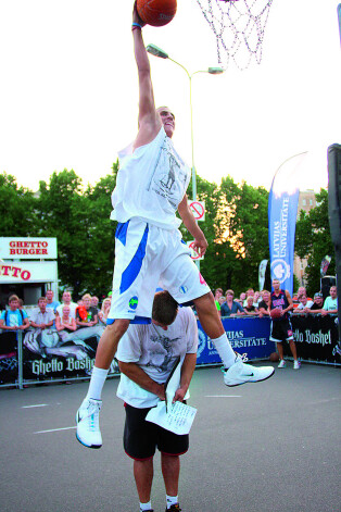 Haralds basketbola laukumā daudziem asociējas ar precīziem tālmetieniem, tomēr arī atlētiskā puse viņam nebūt nav sveša un dalība "Slam dunk" konkursos agrāk bija ikdiena.