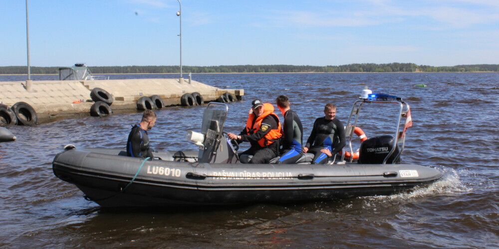 FOTO: pašvaldības policijas glābēji demonstrē gatavību peldsezonai; Rīgā jau 9 glābšanas stacijas!