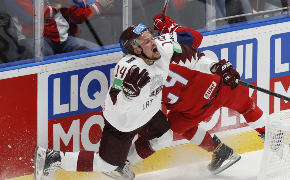 Latvijas hokeja izlase pēc izgāzta otrā perioda zaudē Čehijai