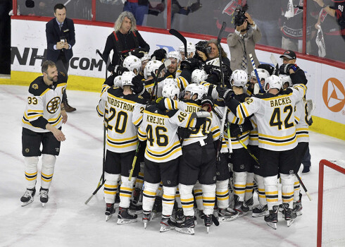 "Bruins" hokejisti priecājas par uzvaru ceturtajā sērijas mačā ar "Hurricanes".