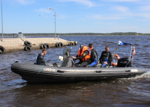 В Латвии открыт купальный сезон: спасатели заступили на службу
