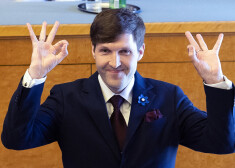 Jaunais Igaunijas finanšu ministrs zvēresta došanas ceremonijā demonstrē uzvaras zīmi. Žestu eksperti apgalvo, ka šķietami nevainīgo OK simbolu pārņēmuši baltā pārākuma sludinātāji.