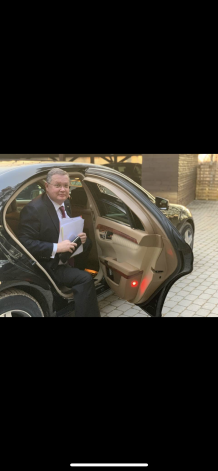 Sociālajos tīklos publicētā fotogrāfija liecina, ka ar bruņoto auto braucis jurists Mārtiņš Krieķis.