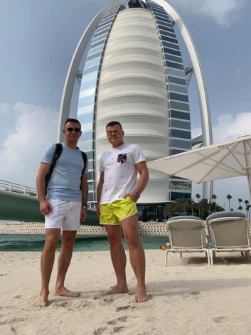 Rebenoks ir aizrautīgs ceļotājs. Te viņš ar draugu Dubaijā pie slavenās viesnīcas Burj Al Arab.