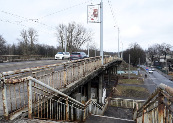 Burovs licis nekavējoties slēgt tramvaju satiksmi pār Brasas tiltu