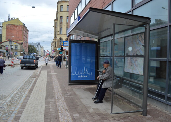 Cilvēki neziņā turpina gaidīt 11. tramvaju - neviens pieturvietās tā arī nav izlicis paziņojumus, ka tramvajs vairs nekursēs