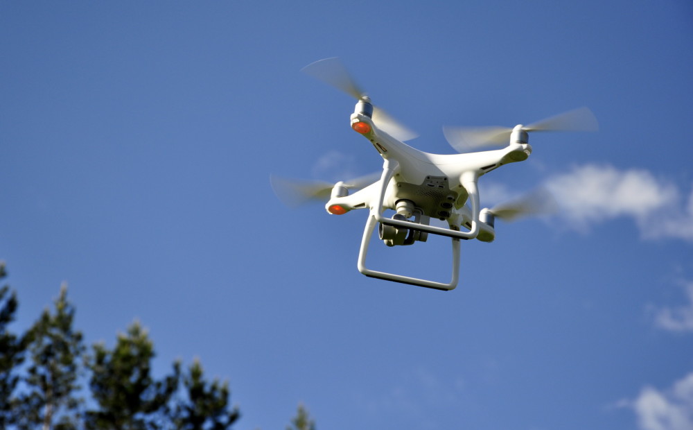 Tiek testētas ierīces drona signālu uztveršanai; sods pārkāpējiem var sasniegt vairākus tūkstošus