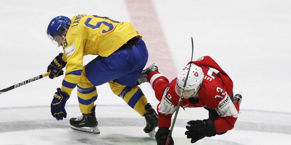 Zviedrijas hokejisti aizraujošā PČ fināla atkārtojumā uzvar Šveici
