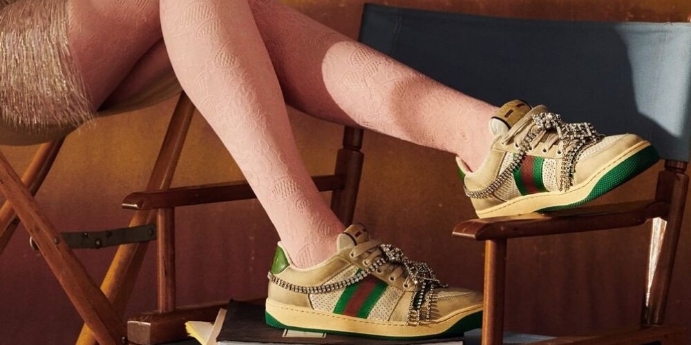 "Gucci" radījis jaunu apavu modeli, kas izskatās kā pavalkātas tenisčības