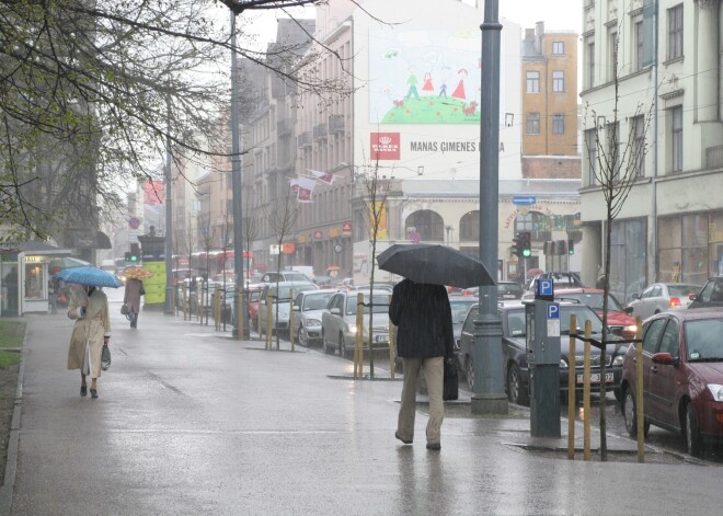 Sinoptiķi brīdina: nedēļas otrajā pusē pērkona negaiss lokāli var izraisīt stipras lietusgāzes un vēja brāzmas, kā arī krusu