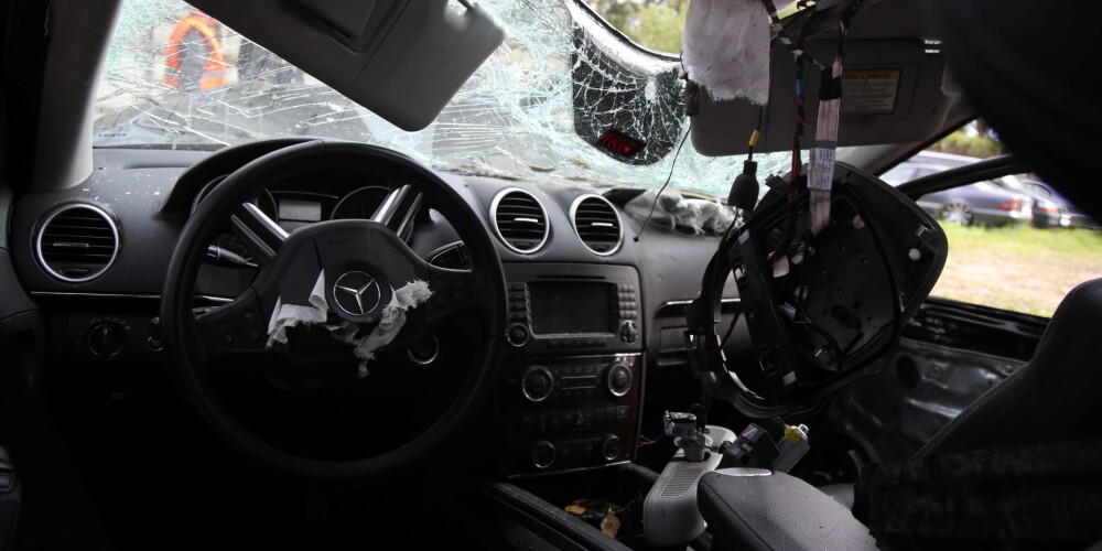 Traģisks brīvdienu noslēgums Saulkrastos: ietriecoties kokā, mirst gados jauns autovadītājs