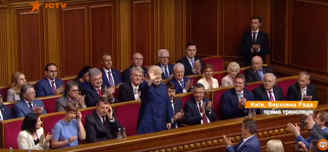 Ukrainas prezidenta Volodimira Zelenska inaugurācijas ceremonijā piemirsa priekšā stādīt mūsu prezidentu Raimondu Vējoni. Kamēr Lietuvas un Igaunijas prezidentes sveica ar ovācijām, viņš abu dāmu starpā sēdēja ar nokārtu galvu.