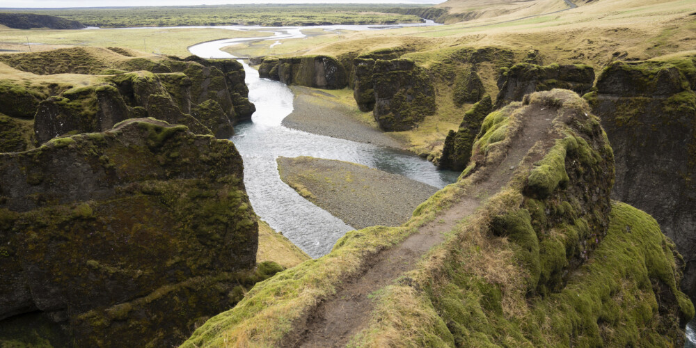 Islandē slēgts tūristu iecienīts kanjons, kuru pēkšņi apsēduši dziedātāja Džastina Bībera fani