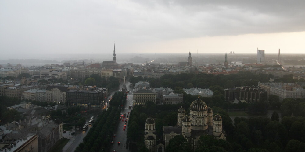 Sinoptiķi brīdina par pērkona negaisu teju visā Latvijā naktī uz otrdienu