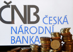 Čehijas kronu monētas uz Čehijas Centrālās Bankas logo fona.