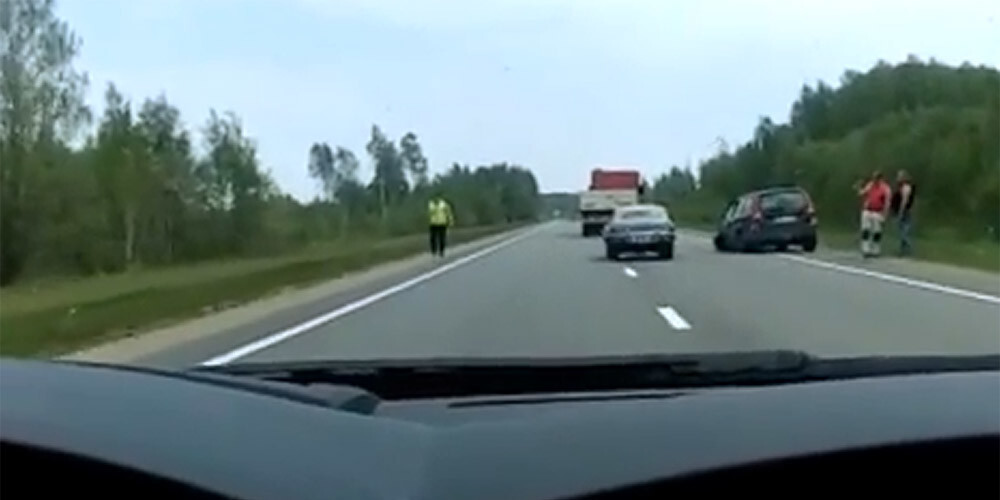 Divu automašīnu sadursme uz Jelgavas šosejas: spēkratu atlūzas izmētātas 70 metru rādiusā, cietis Krievijas pilsonis