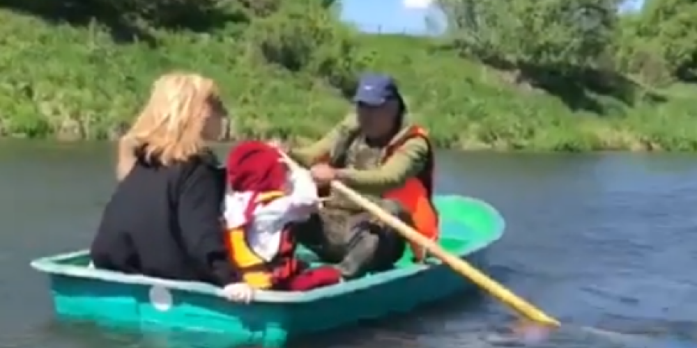 Видео: Алла Пугачева вместе с детьми прокатилась на лодке по реке