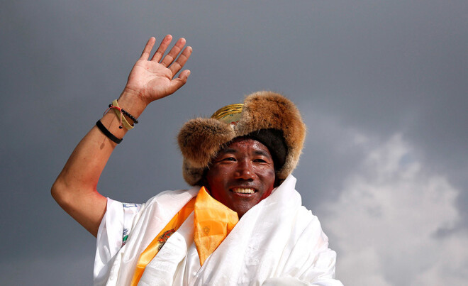 Nepāliešu šerpa Kami Rita plāno uzkāpt Everestā 25 reizes, pirms pārtraukt kāpšanu kalnos.