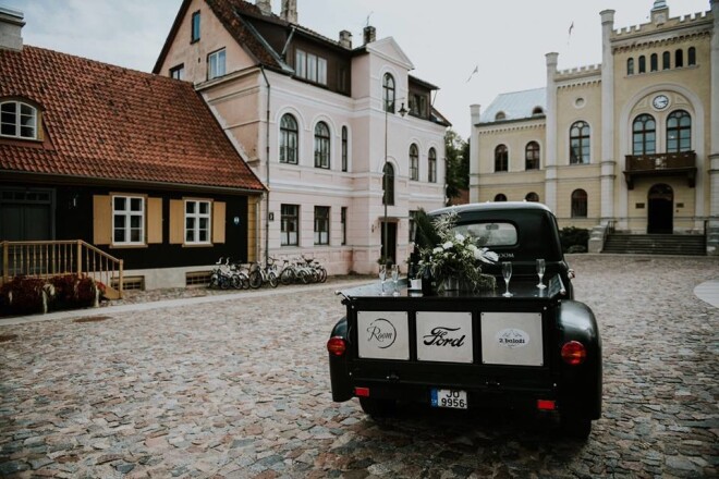 Kuldīgas vecajā Rātslaukumā nodedzināto retro „Fordu”, kas bija kļuvis par savdabīgu pilsētas vizītkarti, sola atjaunot.