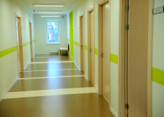 Rīgas dome apgalvo, ka psihoneiroloģiskajā slimnīcā "aizmirstajam" jaunietim nodrošina visu iespējamo sociālo atbalstu
