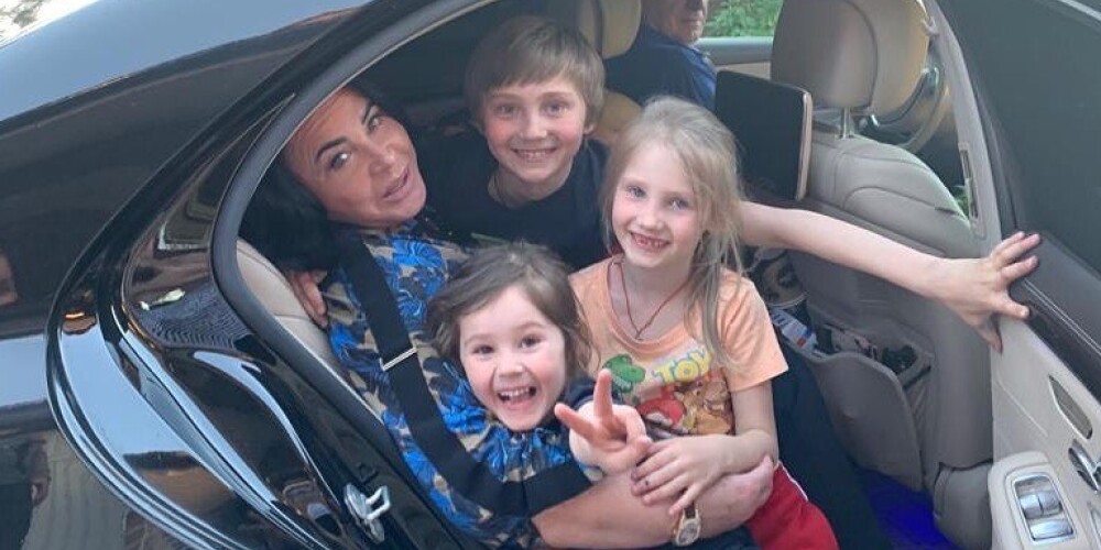"Вот оно, счастье": 69-летняя Надежда Бабкина выложила фото с тремя внуками
