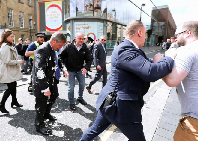 VIDEO: Breksita partijas dibinātāju Farāžu aplej ar piena kokteili; protestētājam izvirzītas apsūdzības uzbrukumā