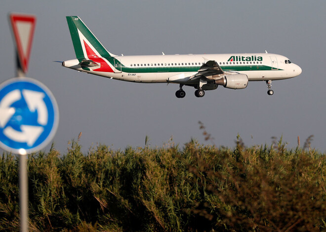 Itālijas "Alitalia" streika dēļ atceļ pusi paredzēto reisu