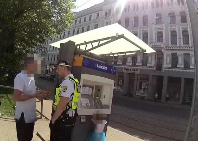 Vīrietis, pieskatot 3 gadus vecu bērnu, pamatīgi piedzeras un aizmieg. Bērns tikmēr rotaļājies uz tramvaja sliedēm