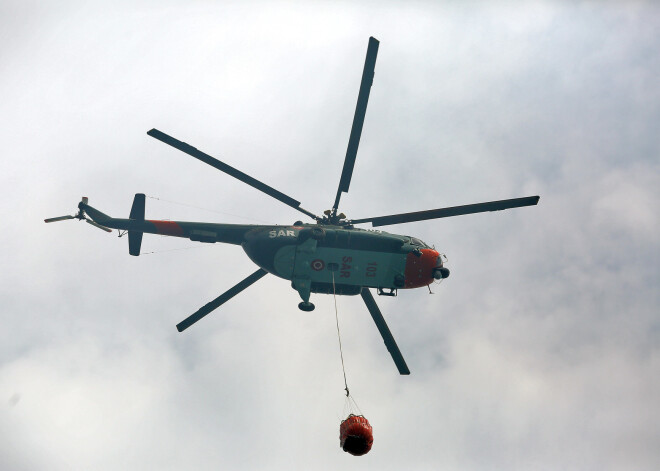 Sprāgstošu kara laika lādiņu ieskauto meža ugunsgrēku Kandavā šodien varējis dzēst helikopters