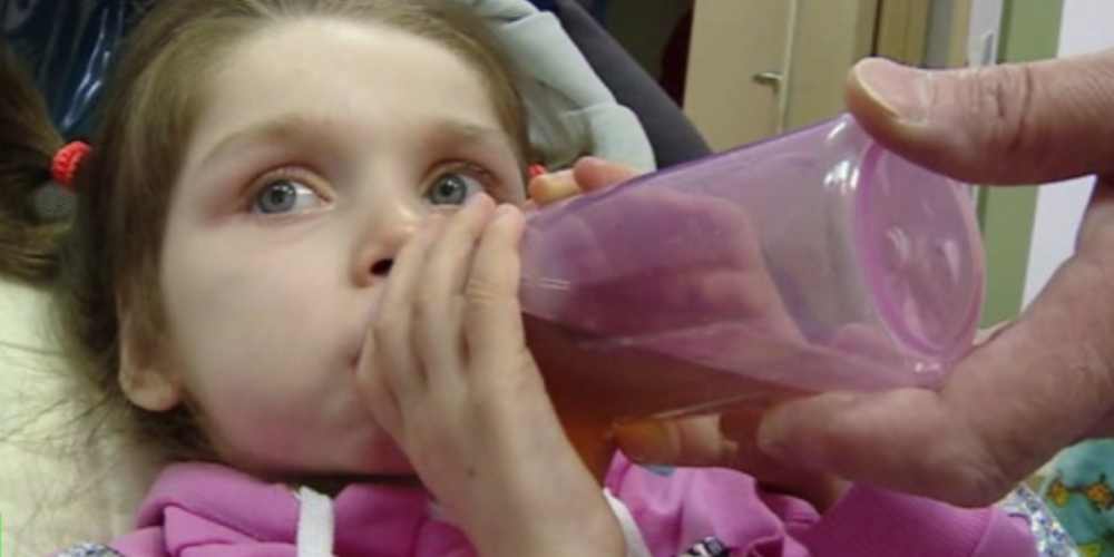 Родители довели ребенка-инвалида до дистрофии: девочка весила 7 килограммов