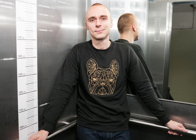 "Žans-Dons Van Damme" - dziedātājs Dons palepojas, ka spēj nostāties špagatā