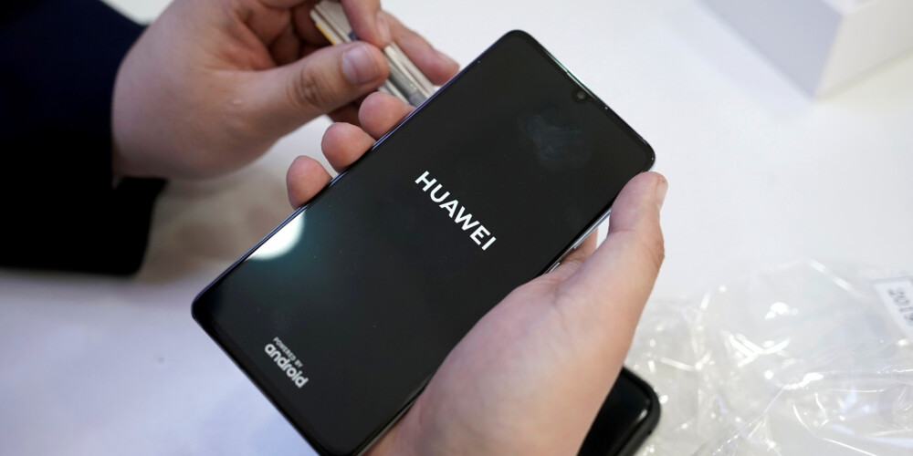 Japānas mobilo sakaru operatori apsver iespēju pārtraukt jaunu "Huawei" ierīču izplatīšanu