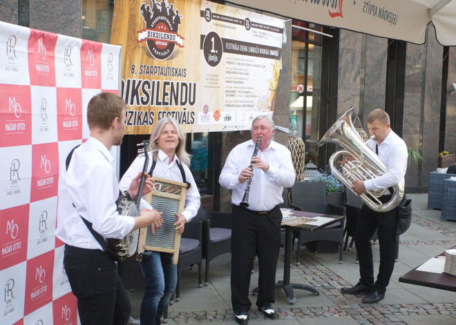 FOTO: ar jestru muzicēšanu ieskandina Starptautisko Diksilendu festivālu