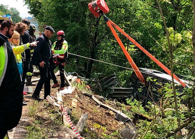 Traģisks negadījums Itālijā: no ceļa nobraucis un apgāzies autobuss ar krievu tūristiem